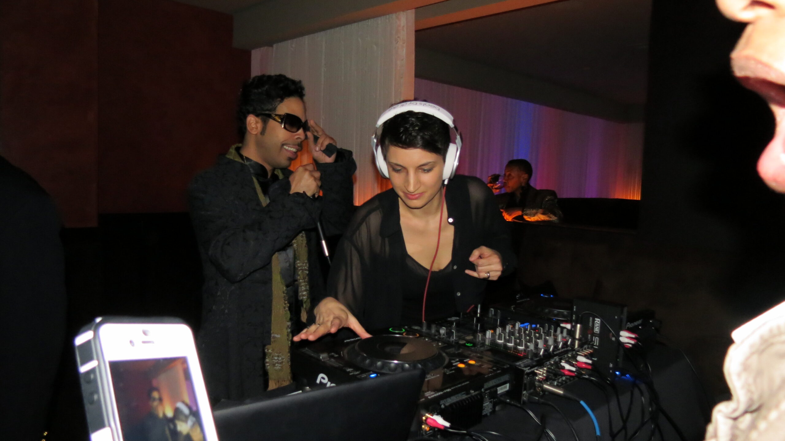 DJ Lenka Paris en action, et un fan originaire de Chicago derrière